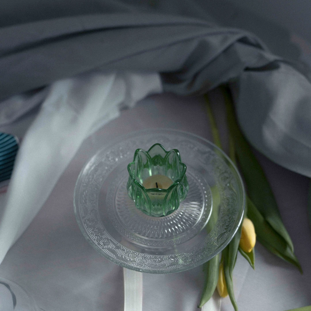 Sklenený svietnik na čajovú sviečku Tulipán - zelená
