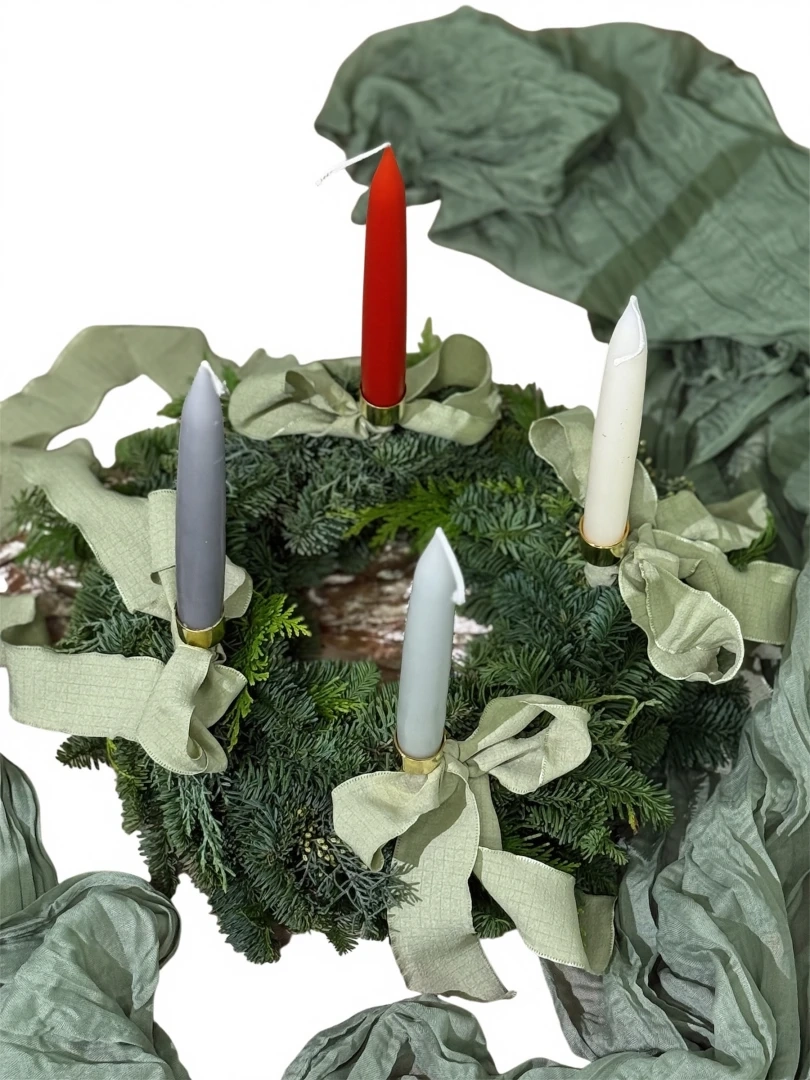 Prírodný adventný veniec zo živej čečiny so štýlovými dlhými sviečkami a zelenými mašľami - SCANDI