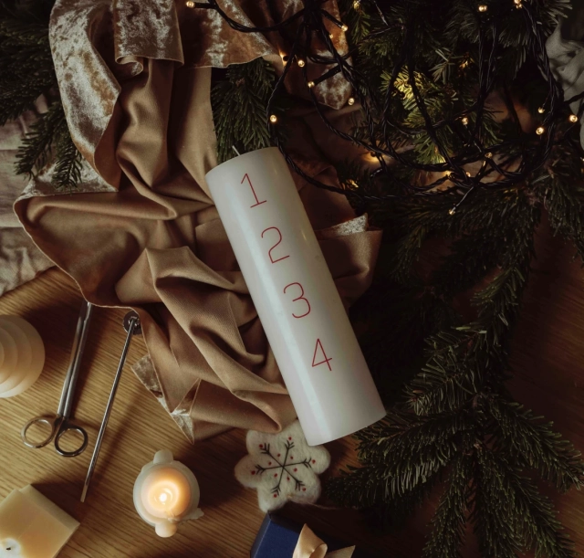 Stĺpcová sviečka Advent 24 cm, biela, červené čísla