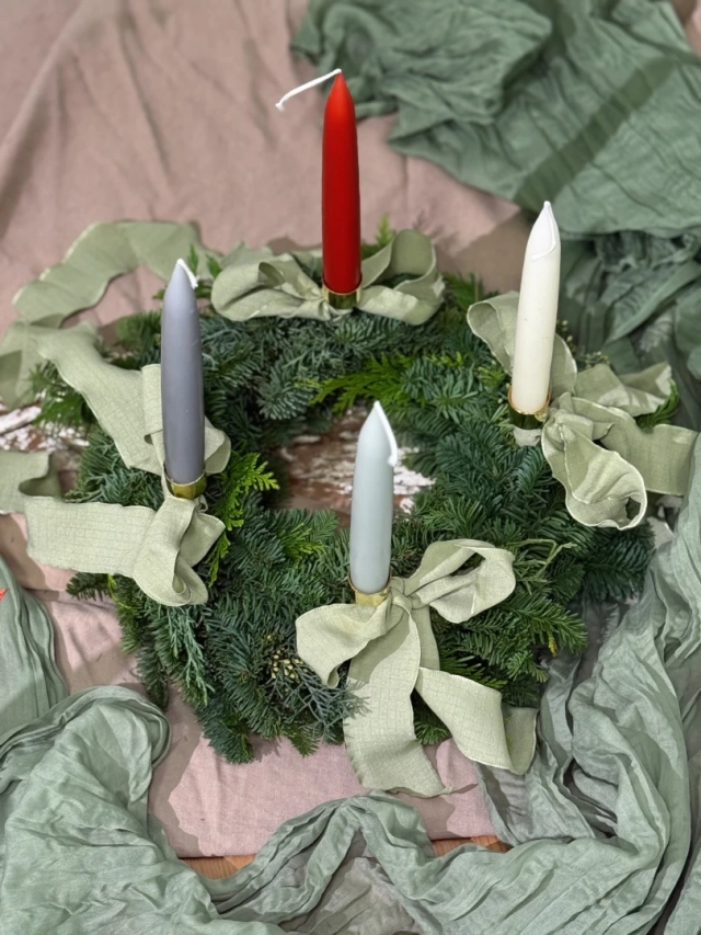 Prírodný adventný veniec zo živej čečiny so štýlovými dlhými sviečkami a zelenými mašľami - SCANDI