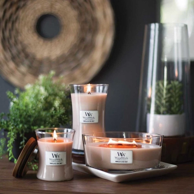 Woodwick Sviečka Stredná Vanilla & Sea Salt 275g, doba horenia 52-68 hodín