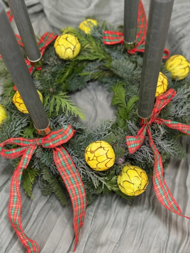 Prírodný adventný veniec zo živej čečiny s tmavozelenými sviečkami a červenou káro mašľou 
