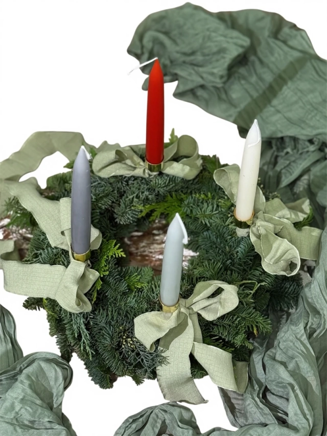 Prírodný adventný veniec zo živej čečiny so štýlovými dlhými sviečkami a zelenými mašľami - SCANDI