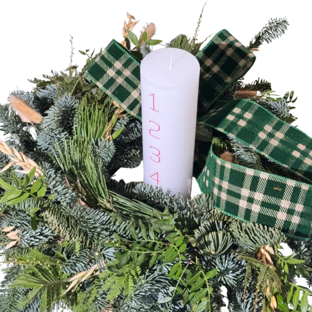 Prírodný veniec s dlhe hodiny horiacou sviečkou a podtáckou - ADVENT