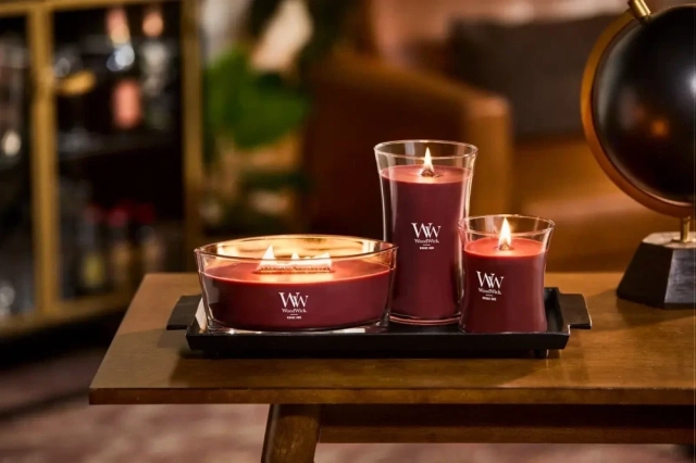 Woodwick Rouge Oud vonná sviečka 453 g, doba horenia 40 - 70 hodín